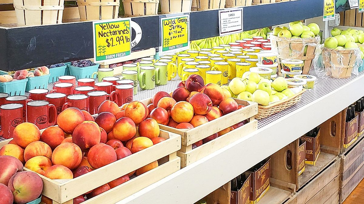 A supermarket campaign teaches shoppers how to keep fruit and veg